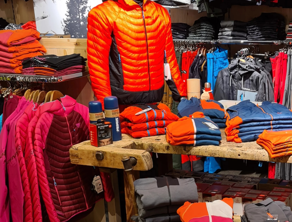 Hauptgeschäft im Zentrum INTERSPORT Winter-Sortiment